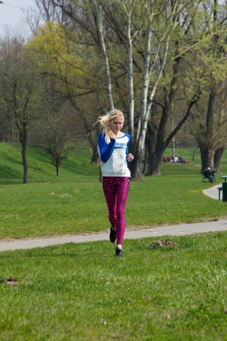 gefärbtes graues Haar heiße nackt foto